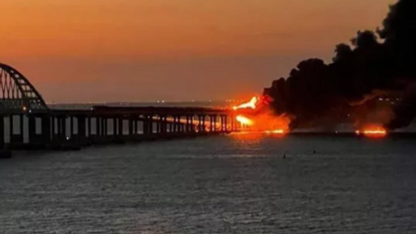 Un incendio provoca el cierre del puente de Crimea - Sputnik Mundo