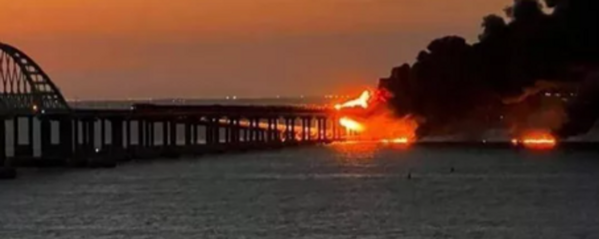 Un incendio provoca el cierre del puente de Crimea - Sputnik Mundo, 1920, 12.10.2022