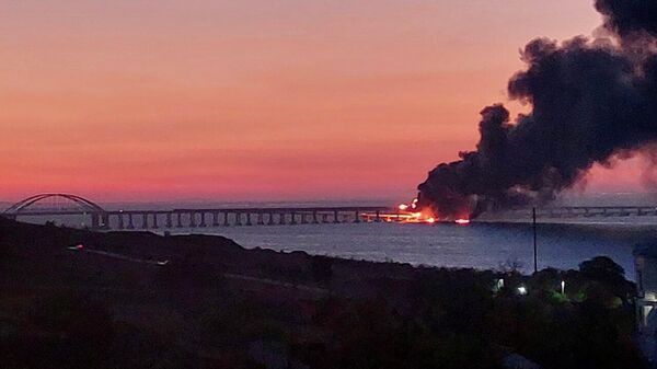 Un incendio provoca el cierre del puente de Crimea  - Sputnik Mundo
