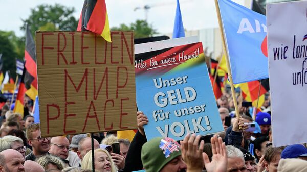 Los manifestantes en Berlín protestan contra la política de las autoridades alemanas - Sputnik Mundo