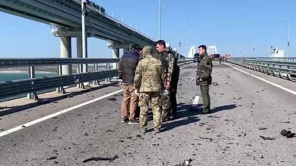 Funcionarios del Comité de Investigación ruso realizan trabajos de investigación en el puente de Crimea - Sputnik Mundo
