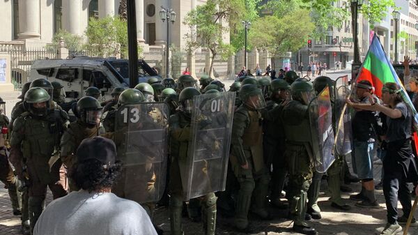 Carabineros arremeten contra los manifestantes en el 'Día de la Resistencia mapuche' en Chile - Sputnik Mundo