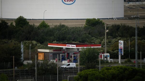 Una estación de servicio de Esso en For-sur-Mer, en el sur de Francia, durante la escasez de gasolina en octubre de 2022 - Sputnik Mundo