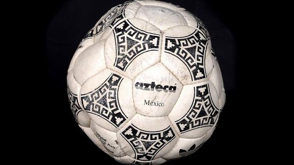 Balón usado en La Mano de Dios de Diego Armando Maradona - Sputnik Mundo