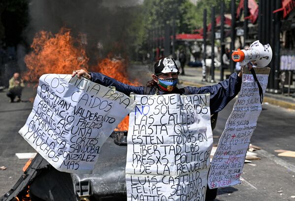 15 civiles y 13 policías resultaron heridos cuando los manifestantes se enfrentaron a la policía.En la foto: un manifestante en el tercer aniversario de las protestas masivas en Chile, cerca de la plaza Baquedano en Santiago de Chile. - Sputnik Mundo