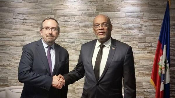 El subsecretario de Estado para la administración estadounidense, John Bass, y el primer ministro de Haití, Ariel Henry - Sputnik Mundo