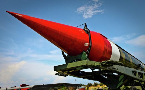 Un misil balístico ruso de medio alcance desplegado en Cuba en una exposición en La Habana. - Sputnik Mundo