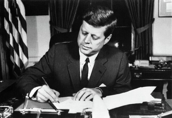 El 22 de octubre, el presidente estadounidense John F. Kennedy declaró el bloqueo naval de Cuba y, dos días después, 200 barcos de la Marina estadounidense rodearon la isla. Al bloqueo se sumaron los aviones de guerra que controlaban la situación desde el aire. El 25 de octubre, Estados Unidos estaba totalmente preparado para la guerra.En la foto: John F. Kennedy firma la orden de bloqueo naval a Cuba. - Sputnik Mundo