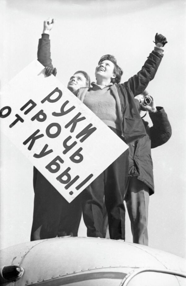 A pesar de esto, el líder soviético Nikita Jrushchov dijo que los suministros soviéticos a Cuba, que ya habían estado bajo sanciones estadounidenses durante varios años, continuarían.En la foto: una manifestación de apoyo a Cuba cerca de la Embajada estadounidense en Moscú, el 27 de octubre de 1962. - Sputnik Mundo