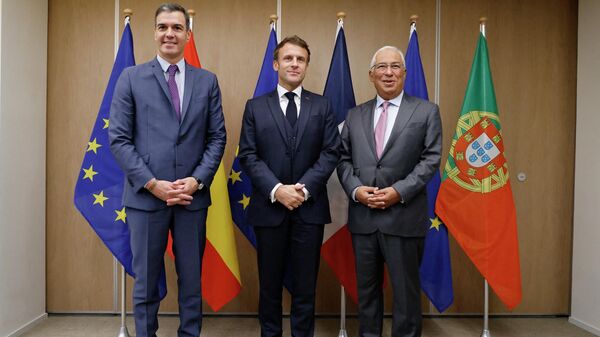 Pedro Sánchez, presidente del Gobierno español, Emmanuel Macron, presidente de Francia, y Antonio Costa, primer ministro de Portugal - Sputnik Mundo