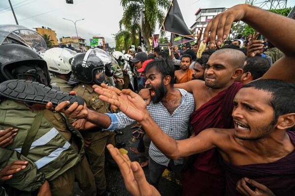 Estudiantes que participan en las protestas antigubernamentales en Colombo, Sri Lanka, exigen la liberación de sus líderes. - Sputnik Mundo