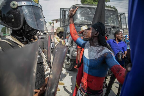 Un residente haitiano, que se pintó el cuerpo con los colores de la bandera rusa, participa en una protesta contra la presencia militar estadounidense en el país ante la Embajada de Estados Unidos en Puerto Príncipe. - Sputnik Mundo