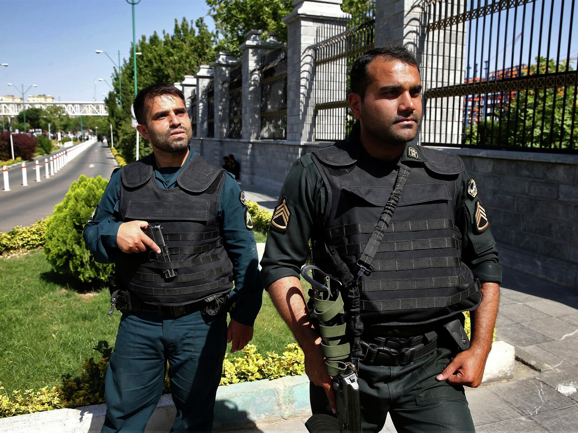 Заключенные декабрь 2023. Полиция Ирана. Полицейский Ирана. Форма полиции Ирана. Полиция Тегерана.