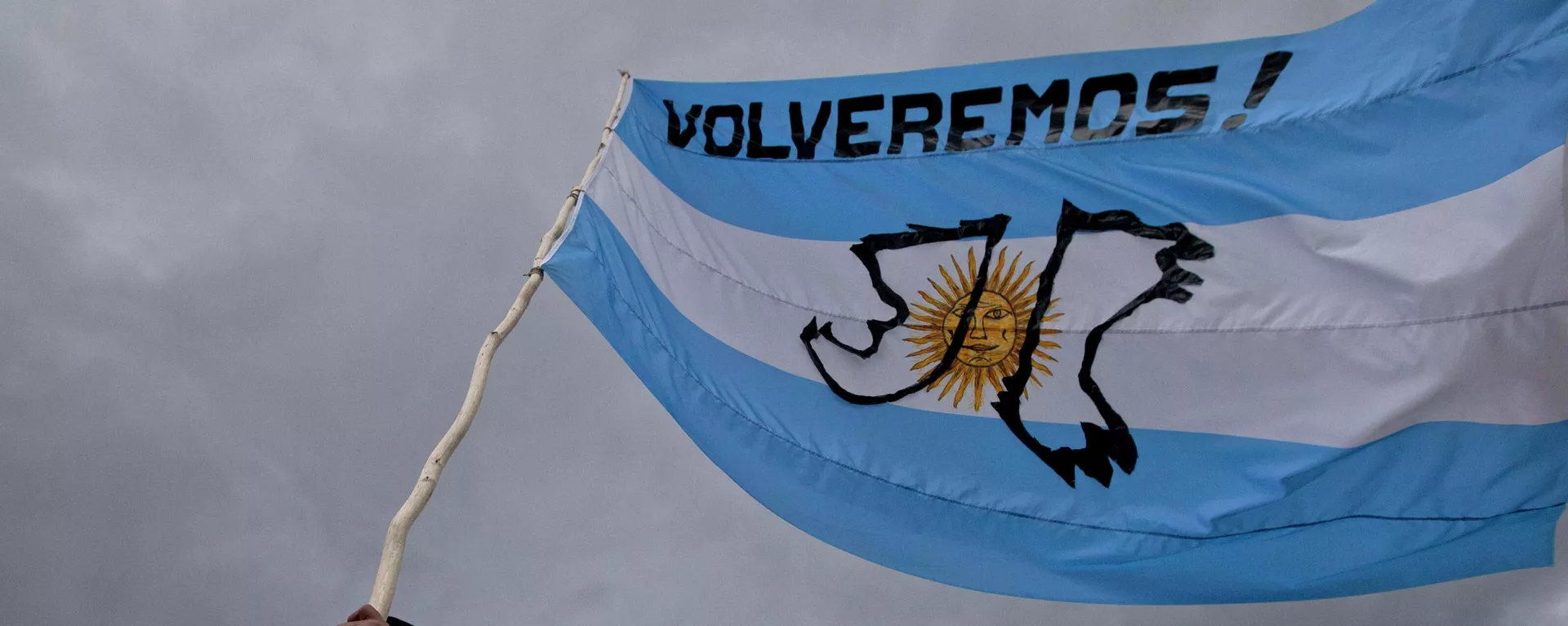 Un hombre sostiene una bandera argentina con un mensaje que dice ¡Volveremos!, durante el aniversario del conflicto de las Islas Malvinas entre el Reino Unido y Argentina - Sputnik Mundo, 1920, 03.01.2024