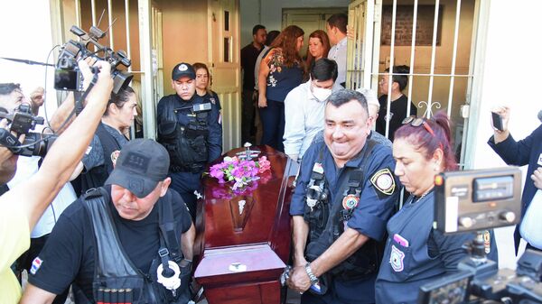 Agentes de la policía transportan el féretro de Osvaldo Villalba, uno de los líderes del grupo insurgente Ejército del Pueblo Paraguayo (EPP) - Sputnik Mundo