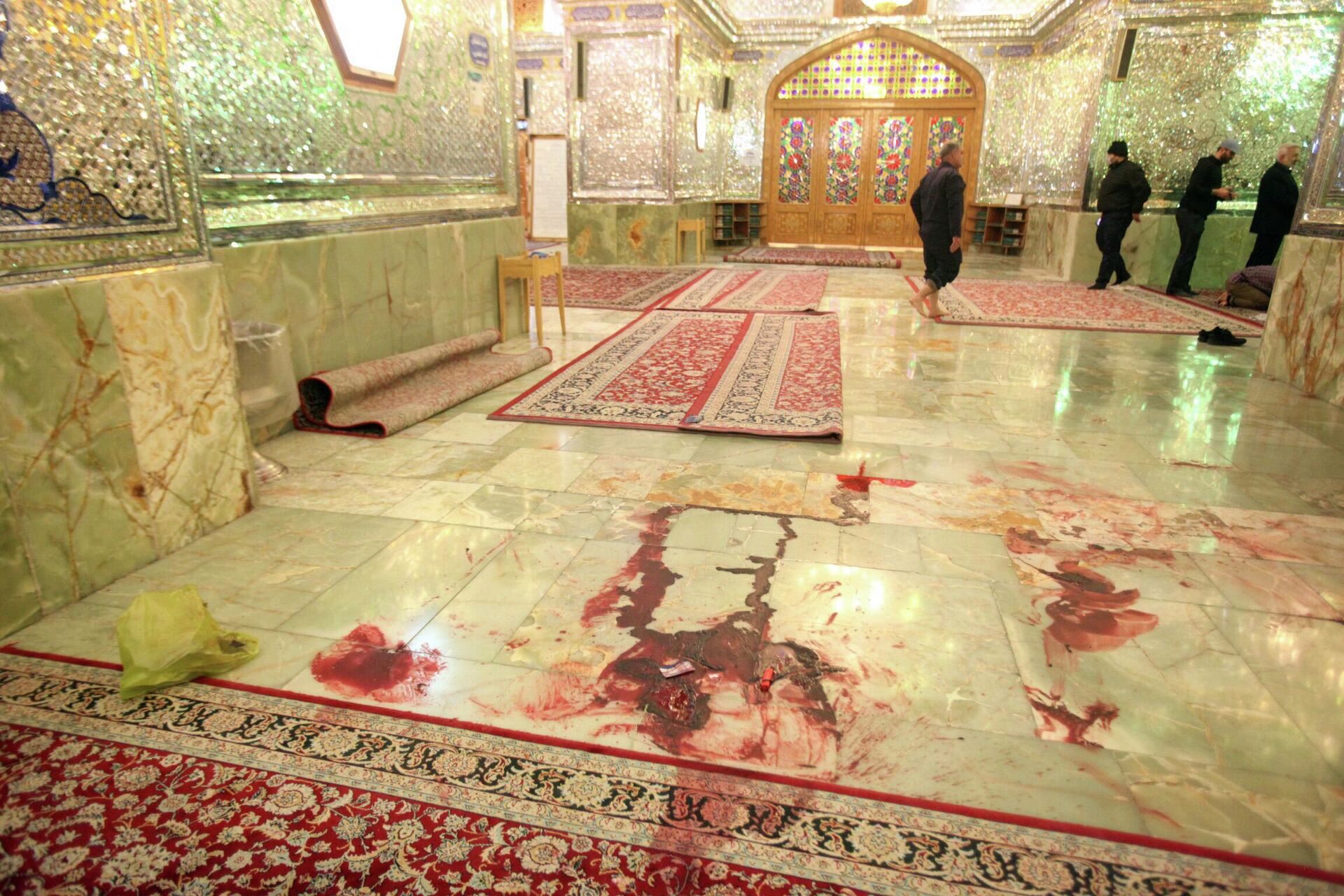 Manchas de sangre en el suelo de la mezquita de Shah Cheragh, en Irán, tras el atentado del 26 de octubre de 2022 - Sputnik Mundo, 1920, 27.10.2022