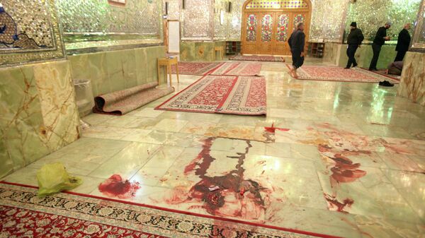 Manchas de sangre en el suelo de la mezquita de Shah Cheragh, en Irán, tras el atentado del 26 de octubre de 2022 - Sputnik Mundo