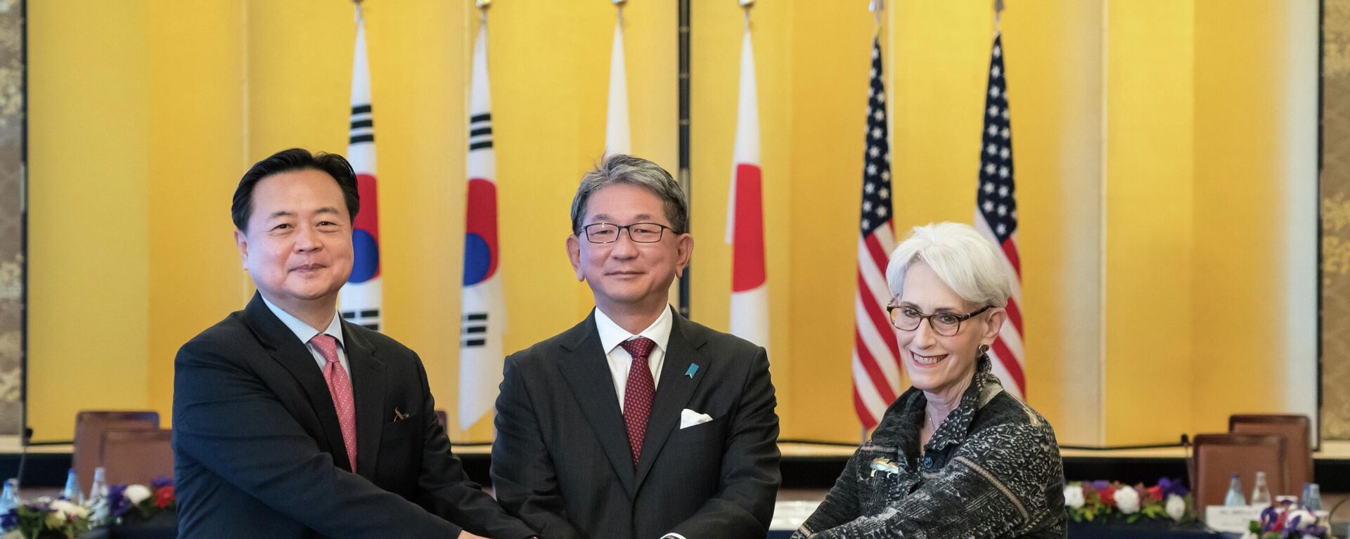 Viceministro de Asuntos Exteriores de Corea del Sur, Cho Hyun-dong, el viceministro de Asuntos Exteriores, Takeo Mori, y la subsecretaría de Estado de EEUU, Wendy Sherman. - Sputnik Mundo, 1920, 26.10.2022