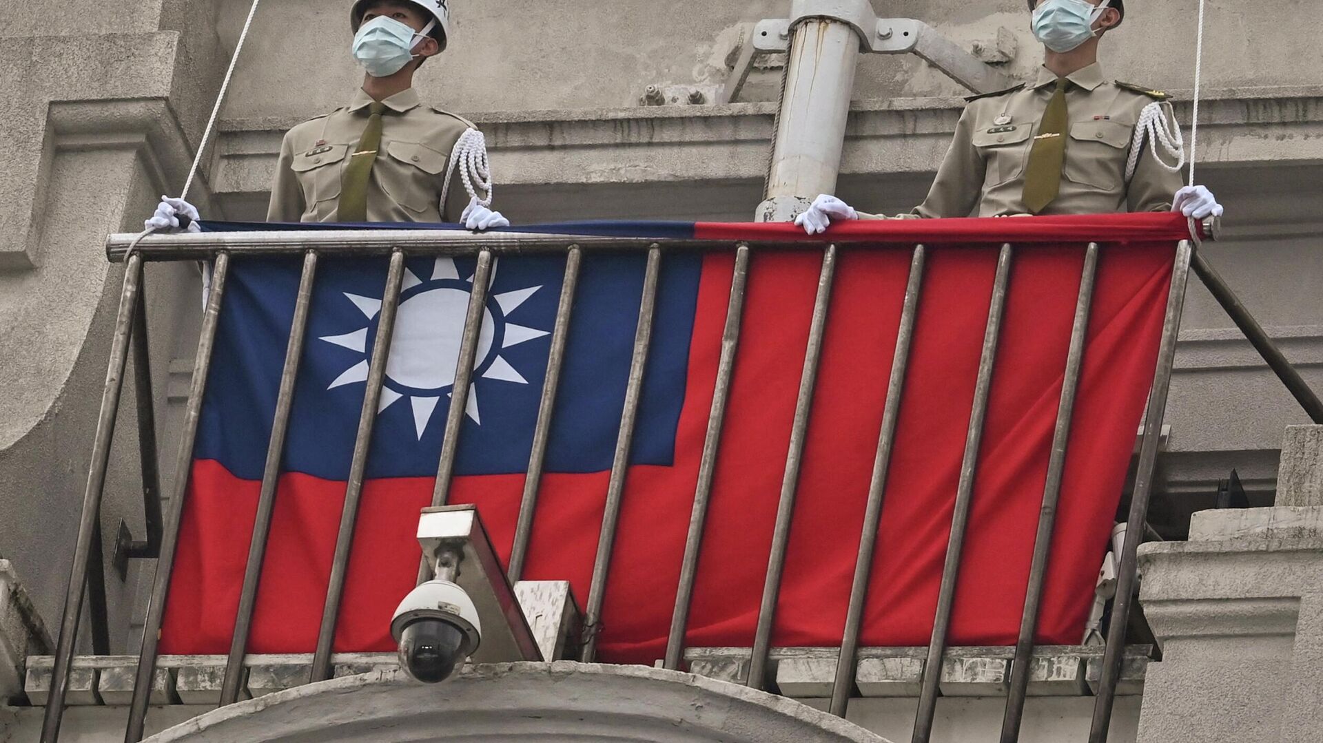 Policías militares resguardan una bandera de Taiwán. - Sputnik Mundo, 1920, 26.11.2022