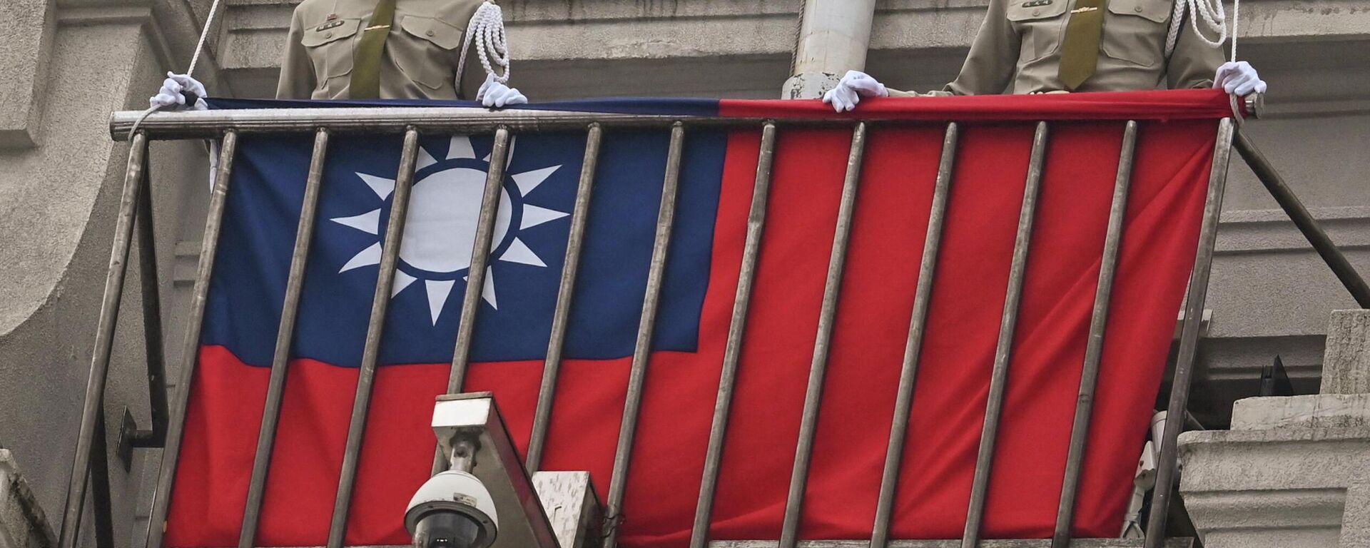 Policías militares resguardan una bandera de Taiwán.  - Sputnik Mundo, 1920, 27.03.2023