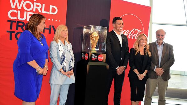 Trofeo de la copa del mundo de FIFA llega a Uruguay - Sputnik Mundo