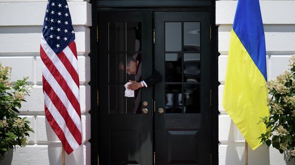 Las banderas de EEUU y Ucrania en la Casa Blanca, durante un encuentro entre la primera dama Jill Biden y su homóloga Olena Zelenska - Sputnik Mundo