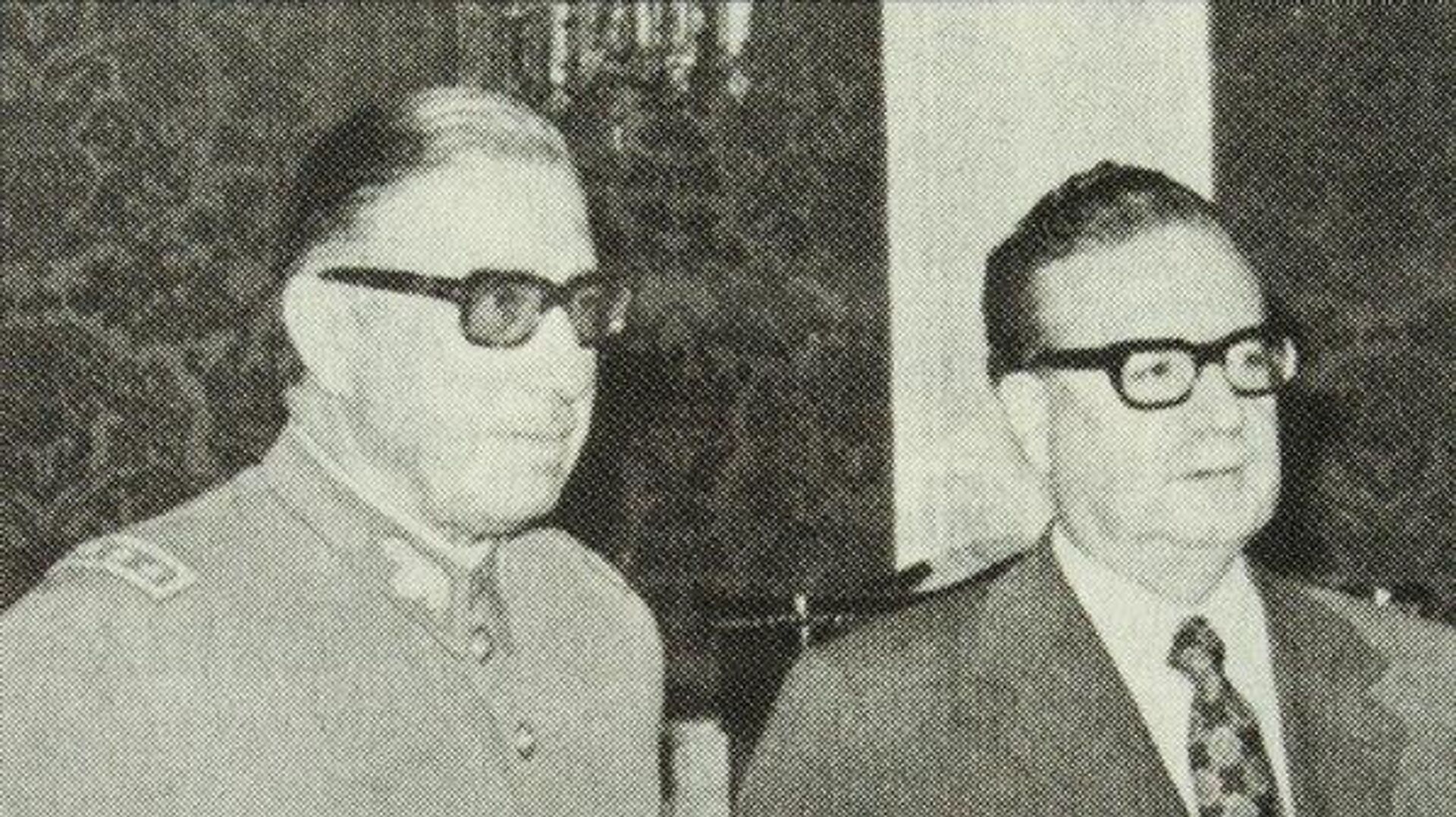 A la derecha, el presidente Salvador Allende, un mes antes del golpe de Estado que llevó al general Augusto Pinochet a La Moneda. - Sputnik Mundo, 1920, 04.11.2022