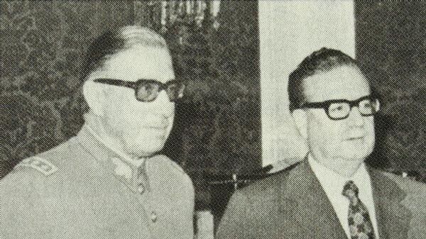 A la derecha, el presidente Salvador Allende, un mes antes del golpe de Estado que llevó al general Augusto Pinochet a La Moneda. - Sputnik Mundo