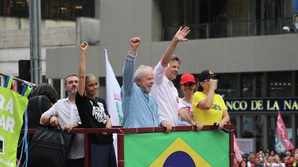 El exmandatario brasileño, Lula da Silva, en su último acto de campaña antes de la segunda vuelta de las elecciones - Sputnik Mundo