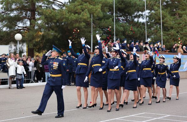 Las jóvenes obtuvieron sus diplomas en todas las ramas de la aviación militar: de transporte, de combate, de asalto y aviación estratégica. - Sputnik Mundo