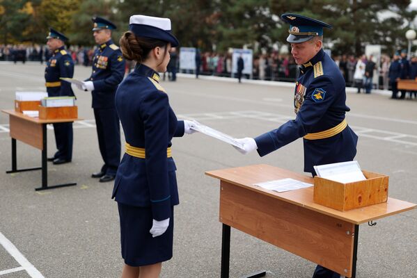 Junto con los diplomas las jóvenes obtuvieron el rango de teniente de las Fuerzas Aeroespaciales de Rusia. - Sputnik Mundo