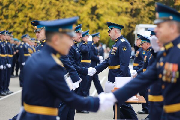 La ceremonia de graduación de los y las jóvenes oficiales en la academia militar superior de vuelo Seróv, en la región rusa de Krasnodar. - Sputnik Mundo