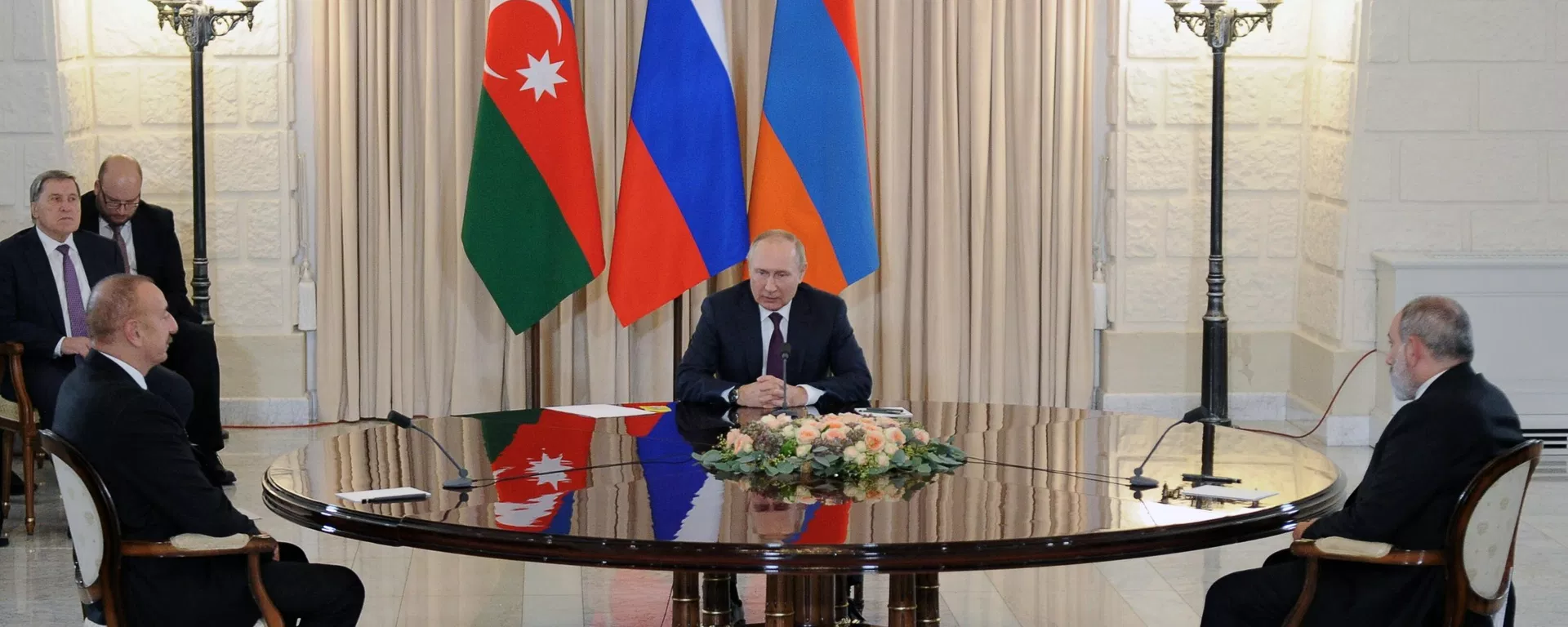 Conversaciones trilaterales entre los funcionarios de Rusia, Armenia y Azerbaiyán, Vladímir Putin, Nikol Pashinián e Ilham Alíev, respectivamente Conversaciones trilaterales entre los funcionarios de Rusia, Armenia y Azerbaiyán, Vladímir Putin, Nikol Pashinián e Ilham Alíev, respectivamente - Sputnik Mundo, 1920, 01.11.2022