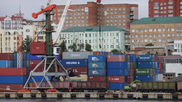 Contenedores descargados de una barcaza en el puerto de Vladivostok, Rusia - Sputnik Mundo