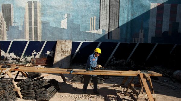 Un trabajador construye una nueva torre de apartamentos en Buenos Aires, Argentina - Sputnik Mundo