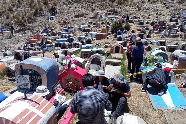 El cementerio La Llamita de La Paz en el día de Todos Santos - Sputnik Mundo