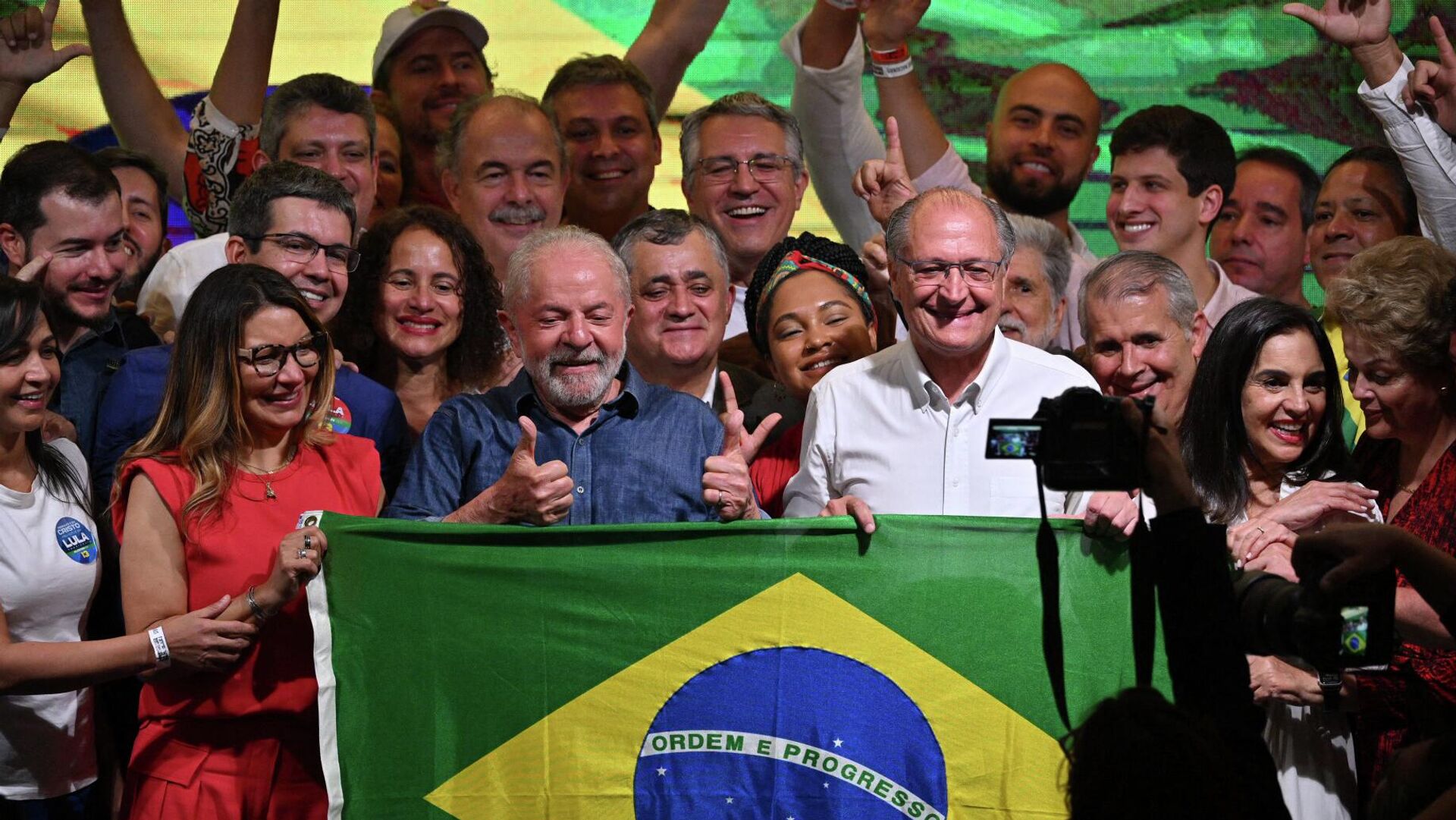 Lula da Silva celebra su triunfo en las elecciones presidenciales de Brasil, al lado de su equipo, en Sao Paulo, el 30 de octubre de 2022 - Sputnik Mundo, 1920, 03.11.2022