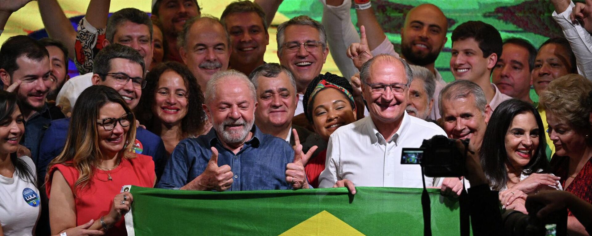 Lula da Silva celebra su triunfo en las elecciones presidenciales de Brasil, al lado de su equipo, en Sao Paulo, el 30 de octubre de 2022 - Sputnik Mundo, 1920, 03.11.2022