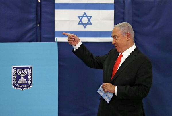 El ex primer ministro israelí Benjamin Netanyahu vota en un colegio electoral en Jerusalén, el 23 de marzo de 2021, en las cuartas elecciones nacionales en dos años. - Sputnik Mundo