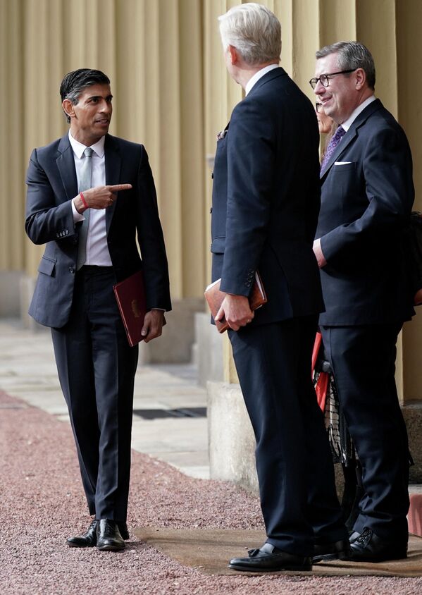 Un emotivo gesto del nuevo primer ministro británico, Rishi Sunak, al salir del Palacio de Buckingham tras una audiencia con el rey Carlos III, Londres, 25 de octubre de 2022. - Sputnik Mundo