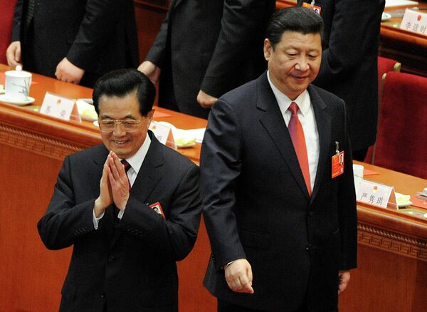 El expresidente chino Hu Jintao y el líder del país, Xi Jinping, en el XII Congreso Nacional en Pekín, marzo de 2013. - Sputnik Mundo