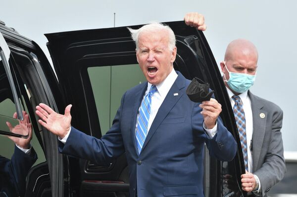 El presidente de EEUU, Joe Biden, hace un gesto a los periodistas tras llegar al aeropuerto internacional de Chicago. - Sputnik Mundo