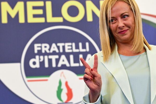 La líder del partido de extrema derecha italiana Hermanos de Italia (Fratelli d&#x27;Italia), Giorgia Meloni, muestra un gesto de victoria al saludar a sus seguidores en la sede del partido en Roma tras ganar las elecciones parlamentarias, el 26 de septiembre de 2022. - Sputnik Mundo