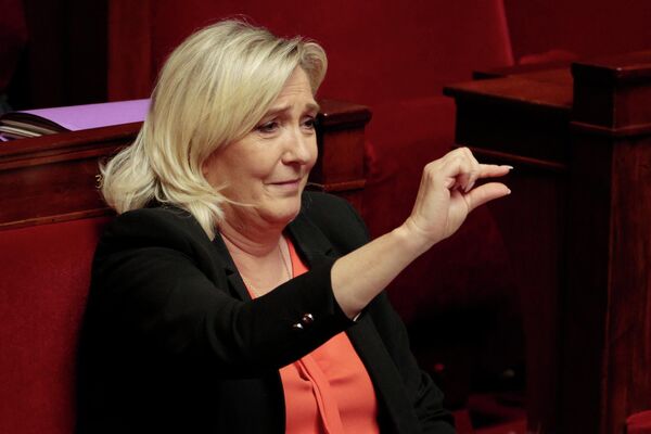 Marin Le Pen, líder de la Agrupación Nacional (extrema derecha) de Francia, antes de una moción de censura contra el Gobierno en la Asamblea Nacional, París, Francia. 31 de octubre de 2022. - Sputnik Mundo