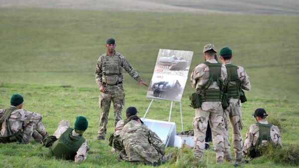 Reclutas ucranianos participan en un entrenamiento en una base militar con las Fuerzas Armadas del Reino Unido en el sur del país - Sputnik Mundo