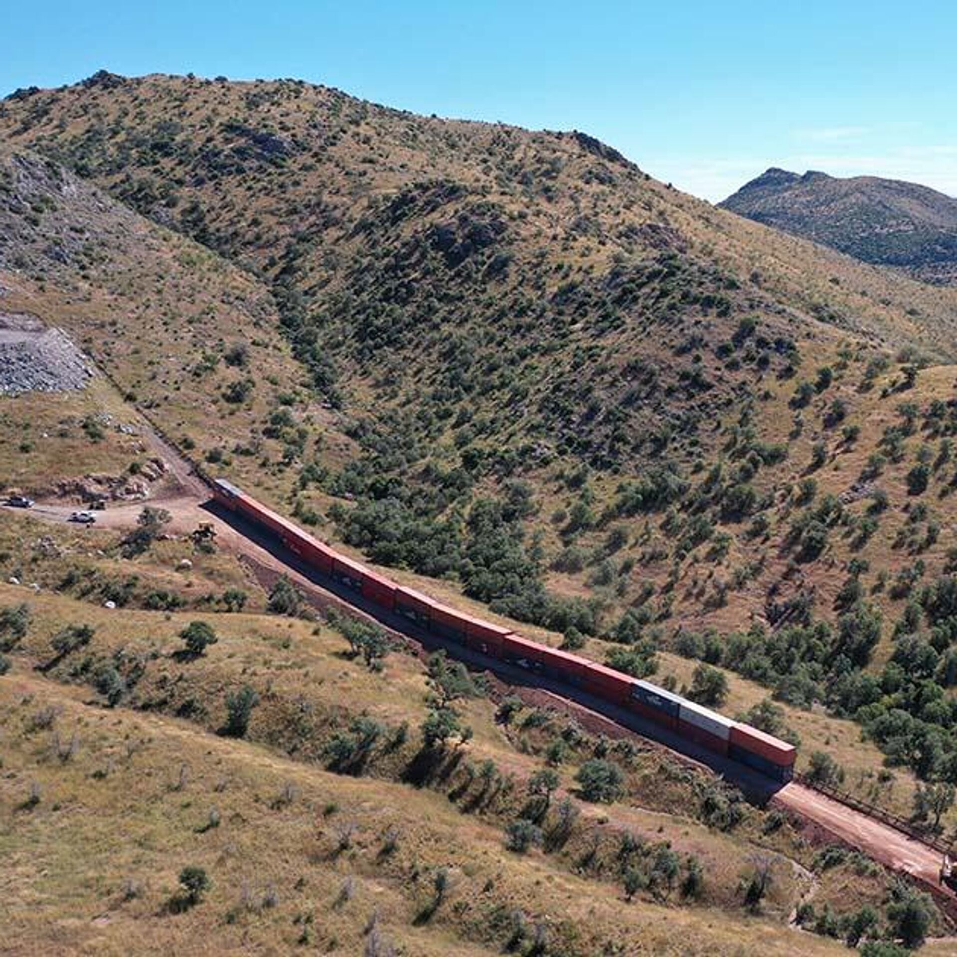 Arizona despliega un muro en la frontera con México con contenedores  marítimos | Video , Sputnik Mundo