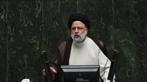 El presidente de irán, Ebrahim Raisi, durante una sesión parlamentaria en Teherán. - Sputnik Mundo