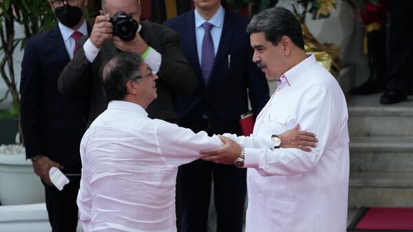 Presidentes Gustavo Petro y Nicolás Maduro - Sputnik Mundo