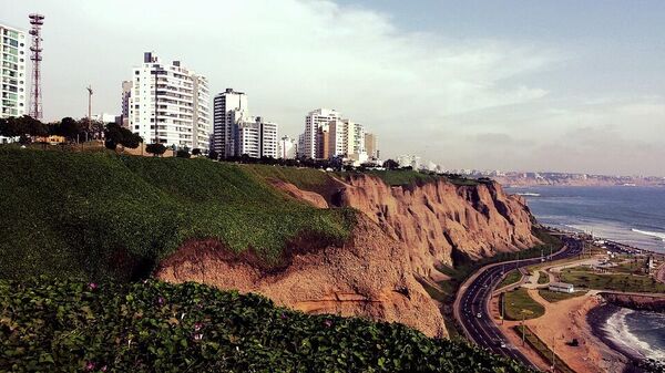 Costa de la ciudad de Lima desde el barrio Miraflores - Sputnik Mundo
