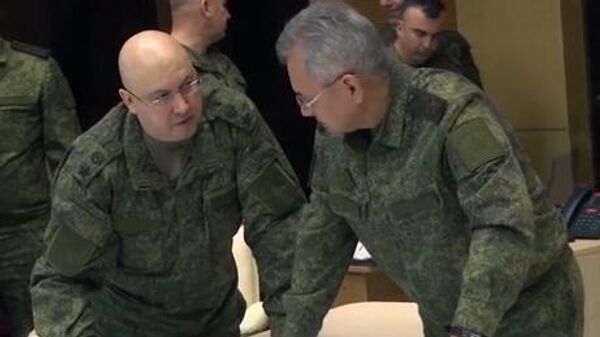 El general de Ejército Serguéi Surovikin (izda,) y Serguéi Shoigú, ministro de Defensa ruso (dcha.) - Sputnik Mundo